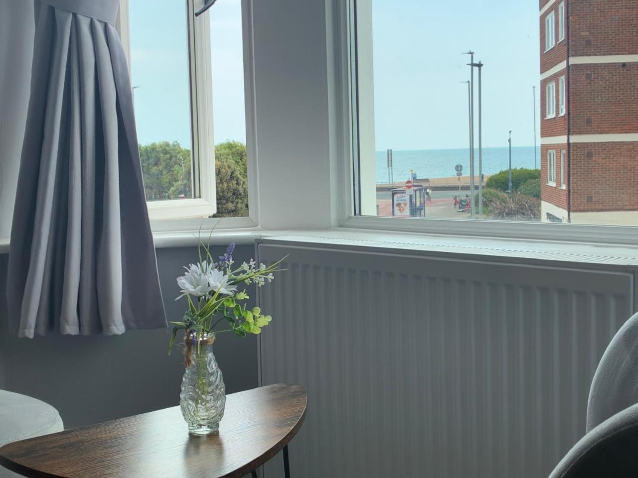 Inn By The Sea, Portsmouth - En Suite Rooms With Or Without Sea View, Onsite Ev 22Kw 포츠머스 외부 사진